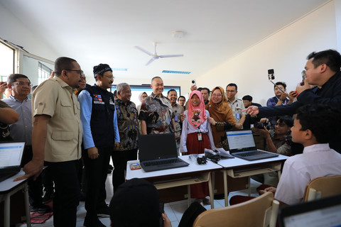 Mensos Saifullah Yusuf (ke dua dari kiri) berbincang dengan murid saat meninjau simulasi Sekolah Rakyat rintisan di Sentra Handayani Jakarta, Cipayung, Jakarta Timur, Rabu (9/7/2025). Foto: Dok Kemensos