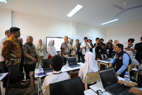 Mensos Saifullah Yusuf (kanan) berbincang dengan murid saat meninjau simulasi Sekolah Rakyat rintisan di Sentra Handayani Jakarta, Cipayung, Jakarta Timur, Rabu (9/7/2025). Foto: Dok Kemensos