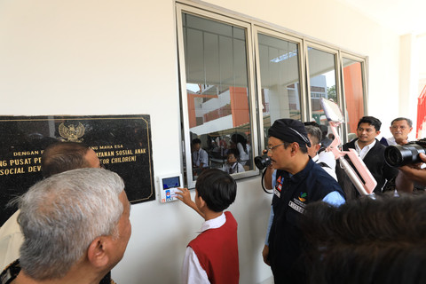 Mensos Saifullah Yusuf (Gus Ipul) berbincang dengan salah satu murid saat meninjau simulasi Sekolah Rakyat rintisan di Sentra Handayani Jakarta, Cipayung, Jakarta Timur, Rabu (9/7/2025). Foto: Dok Kemensos