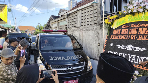Mobil ambulan yang membawa jenazah diplomat Arya Daru Pangayunan (39) tiba di rumah duka di Jalan Munggur, Jomblang, Janti, Kapanewon Banguntapan, Kabupaten Bantul, Rabu (9/7/2025). Foto: Arfiansyah Panji Purnandaru/kumparan