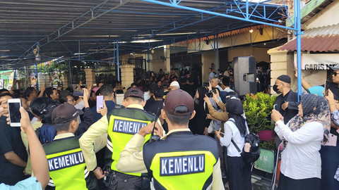Jenazah diplomat Arya Daru tiba di rumah duka di Jalan Munggur, Bantul, Rabu (9/7/2025). Foto: Arfiansyah Panji Purnandaru/kumparan