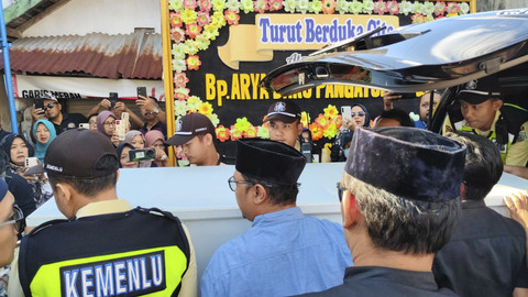 Jenazah diplomat Arya Daru Pangayunan (39) tiba di rumah duka di Jalan Munggur, Jomblang, Janti, Kapanewon Banguntapan,...                    </div>

                    <div class=