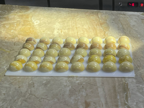 Hasil cokelat passionfruit & coconut bonbons ala Chef Kirsten Tibbals. Foto: Salsha Okta Fairuz/kumparan