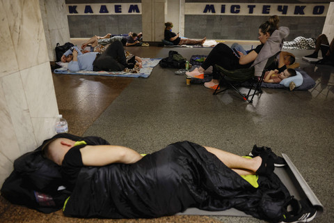 Sejumlah warga beristirahat saat berlindung di dalam stasiun metro dalam serangan Rusia ke Ukraina di Kiev, Ukraina, Selasa (8/7/2025). Foto: Alina Smutko/REUTERS