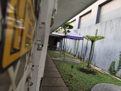 Suasana halaman indekos yang jadi tempat diplomat, Arya Daru Pangayunan, ditemukan meninggal dunia, Rabu (9/7/2025). Foto: Rachmadi Rasyad/kumparan