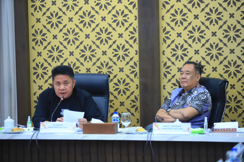Gubernur Sumsel Herman Deru bersama Wakil Gubernur Sumsel Cik Ujang saat memimpin rapat darurat bersama Wali kota dan Bupati d Griya Agung Palembang, Senin (7/7/2025) malam