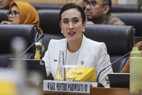 Menteri Pariwisata Widiyanti Putri Wardhana mengikuti rapat kerja dengan Komisi VII DPR RI di Kompleks Parlemen, Senayan, Jakarta, Rabu (9/7/2025). Foto: Asprilla Dwi Adha/ANTARA FOTO