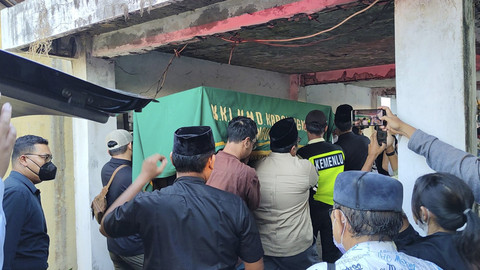Sejumlah keluarga serta kerabat diplomat Arya Daru Pangayunan (39) mengangkat keranda berisikan jenazah saat pemakaman di Pemakaman Sunthen, Banguntapan, Kabupaten Bantul, Rabu (9/7/2025). Foto: Arfiansyah Panji Purnandaru/kumparan