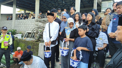 Suasana pemakaman diplomat Arya Daru di Pemakaman Sunthen, Bantul, Rabu (9/7/2025). Foto: Arfiansyah Panji Purnandaru/kumparan