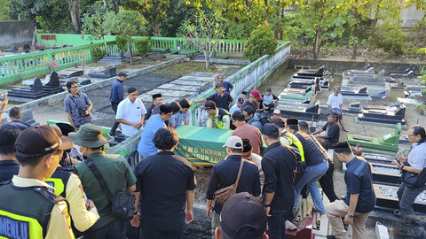 Keluarga serta kerabat mengangkat keranda jenazah diplomat Arya Daru Pangayunan di Pemakaman Sunthen, Rabu (9/7/2025). Foto: Arfiansyah Panji Purnandaru/kumparan
