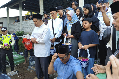 Sejumlah keluarga serta kerabat diplomat Arya Daru Pangayunan (39) mengikuti pemakaman di Pemakaman Sunthen, Banguntapan, Kabupaten Bantul, Rabu (9/7/2025). Foto: Arfiansyah Panji Purnandaru/kumparan