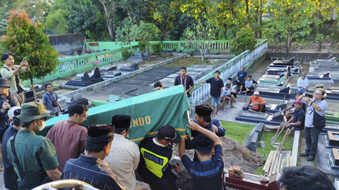 Sejumlah keluarga serta kerabat diplomat Arya Daru Pangayunan (39) mengangkat keranda berisikan jenazah saat pemakaman di Pemakaman Sunthen, Banguntapan, Kabupaten Bantul, Rabu (9/7/2025). Foto: Arfiansyah Panji Purnandaru/kumparan