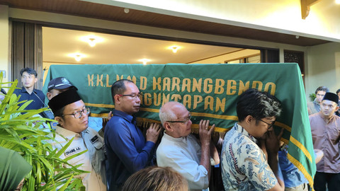 Sejumlah keluarga serta kerabat diplomat Arya Daru Pangayunan (39) mengangkat keranda berisikan jenazah saat pemakaman di Pemakaman Sunthen, Banguntapan, Kabupaten Bantul, Rabu (9/7/2025). Foto: Arfiansyah Panji Purnandaru/kumparan