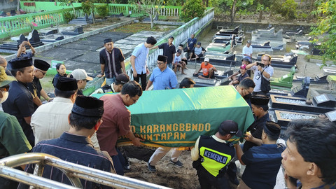 Sejumlah keluarga serta kerabat diplomat Arya Daru Pangayunan (39) mengangkat keranda berisikan jenazah di Pemakaman Sunthen, Banguntapan, Kabupaten Bantul, Rabu (9/7/2025). Foto: Arfiansyah Panji Purnandaru/kumparan