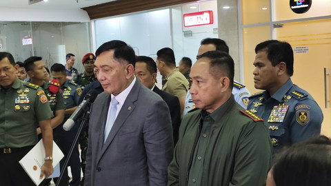 Menteri Pertahanan (Menhan) Sjafrie Sjamsoeddin bersama Panglima TNI Jenderal Agus Subiyanto di Kompleks Parlemen, Senayan, Jakarta, Rabu (9/7/2025).  Foto: Luthfi Humam/kumparan