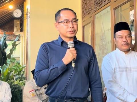 Direktur Perlindungan WNI Kementerian Luar Negeri (Kemlu) RI, Judha Nugraha, saat menghadiri pemakaman Diplomat Arya Daru Pangayunan di TPU Sunten, Banguntapan, Bantul, Rabu (9/7).