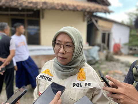 Kepala Satpol PP Sleman, Shavitri Nurmala Dewi, saat meninjau lokasi peternakan babi yang ditutup di Mlati, Sleman, Rabu (9/7). Foto: Pandangan Jogja/Resti Damayanti