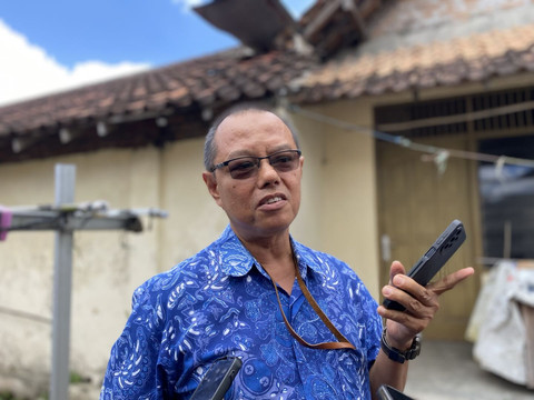Koordinator Tim Kerja Bina Usaha Peternakan DP3 Sleman, Esni Jarot, saat meninjau lokasi peternakan babi yang ditutup di Mlati, Sleman, Rabu (9/7). Foto: Pandangan Jogja/Resti Damayanti