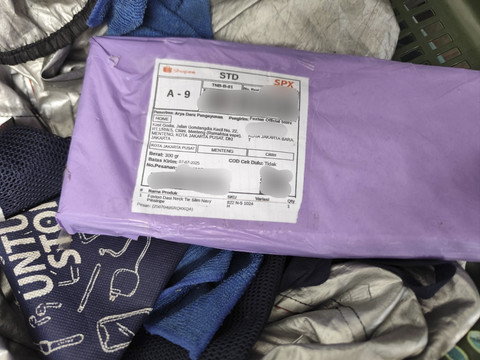 Paket milik Diplomat Kementerian Luar Negeri Arya Daru Pangayunan tiba di kosnya di kawasan Menteng, Jakarta, Rabu (9/7/2025). Foto: Rachmadi Rasyad/kumparan