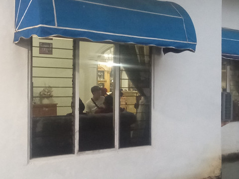 Beberapa tim penyidik memeriksa sejumlah ruangan di dalam rumah tersebut/Anyelir. 