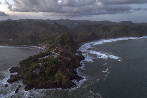 Foto udara kawasan geosite Pantai Menganti di Desa Karangduwur, Kecamatan Ayah, Kabupaten Kebumen, Jawa Tengah, Rabu (9/7/2025). Foto: Aprillio Akbar/ANTARA FOTO