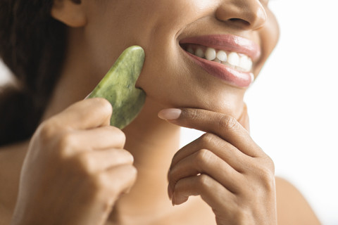 Ilustrasi Gua Sha. Foto: Shutterstock