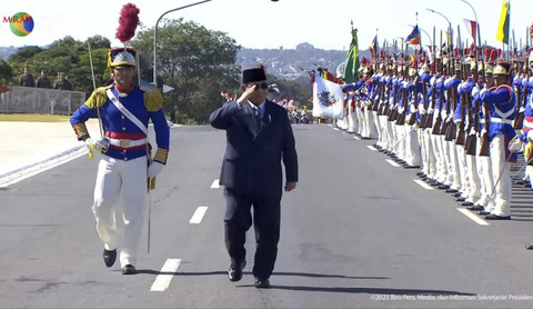 Presiden Republik Indonesia Prabowo Subianto memberikan salam hormat saat upacara kenegaraan oleh Presiden ... </div>
<div class=