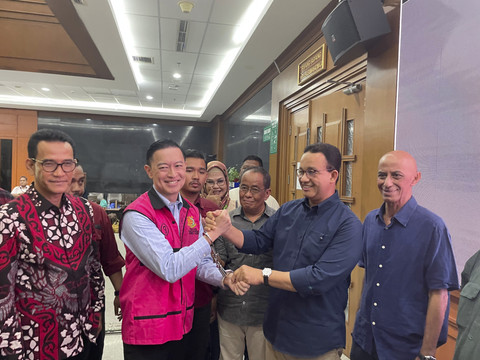 Mantan Mendag Tom Lembong bersama Gubernur DKI Jakarta periode 2017-2022 Anies Baswedan berfoto bersama pendukungnya usai sidang di Pengadilan Tipikor Jakarta, Rabu (9/7/2025). Foto: Fadhil Pramudya/kumparan