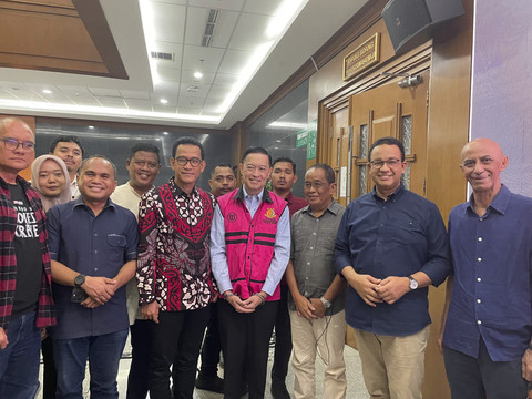 Mantan Mendag Tom Lembong bersama Gubernur DKI Jakarta periode 2017-2022 Anies Baswedan berfoto bersama pendukungnya usai sidang di Pengadilan Tipikor Jakarta, Rabu (9/7/2025). Foto: Fadhil Pramudya/kumparan