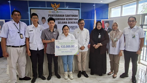 Penyerahan santunan kematian untuk pekerja migran asal Sulawesi Utara yang meninggal di Solomon Island.