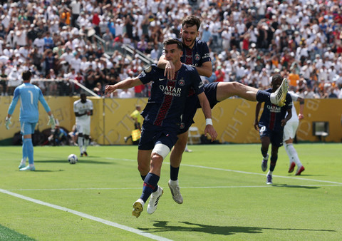 Khvicha Kvaratskhelia dan Fabian Ruiz saat laga PSG vs Real Madrid dalam semifinal Piala Dunia Antarklub di MetLife Stadium, East Rutherford, New Jersey, AS, pada Kamis (10/7) dini hari WIB. Foto: REUTERS/Kai Pfaffenbach