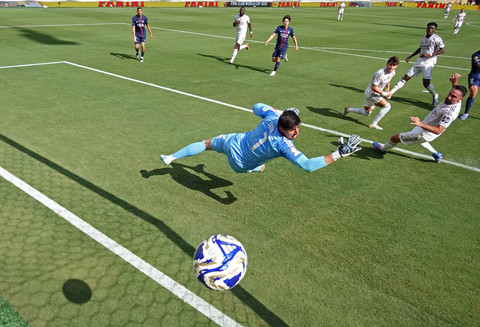 Thibaut Courtois kebobolan saat laga PSG vs Real Madrid dalam semifinal Piala Dunia Antarklub di MetLife Stadium, East Rutherford, New Jersey, AS, pada Kamis (10/7) dini hari WIB. Foto: REUTERS/Kai Pfaffenbach