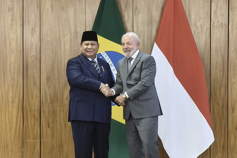 Presiden Prabowo Subianto (kiri) berjabat tangan dengan Presiden Brasil Luiz Inacio Lula da Silva saat melakukan pertemuan bilateral di Istana Kepresidenan Palacio do Planalto, Brazilia, Brasil, Rabu (9/7/2025). Foto: Andi Firdaus/ANTARA