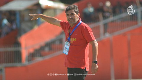 Pelatih Semen Padang, Eduardo Almeida, di Liga 1 musim 2024/25. Foto: ligaindonesiabaru.com