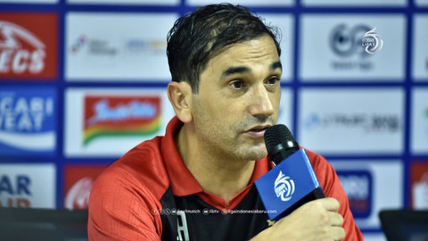 Pelatih Semen Padang, Eduardo Almeida, di Liga 1 musim 2024/25. Foto: ligaindonesiabaru.com