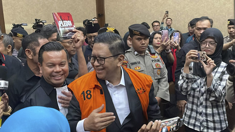 Sekjen PDIP Hasto Kristiyanto, jelang sidang pembacaan nota pembelaan atau pleidoi terkait kasus dugaan suap dan perintangan penyidikan Harun Masiku, di Pengadilan Tipikor Jakarta, Kamis (10/7/2025). Foto: Fadhil Pramudya/kumparan