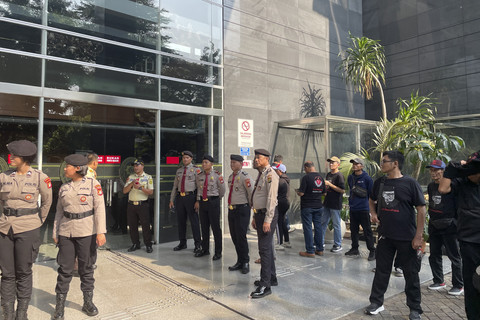 Sejumlah petugas kepolisian berjaga jelang sidang pleidoi atau pembacaan nota pembelaan Sekjen PDIP Hasto Kristiyanto, di Pengadilan Tipikor Jakarta, Kamis (10/7/2025). Foto: Fadhil Pramudya/kumparan