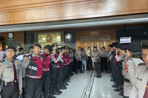 Sejumlah petugas kepolisian berjaga jelang sidang pleidoi atau pembacaan nota pembelaan Sekjen PDIP Hasto Kristiyanto, di Pengadilan Tipikor Jakarta, Kamis (10/7/2025). Foto: Fadhil Pramudya/kumparan