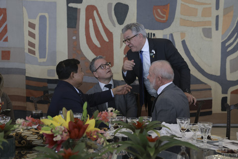 Presiden Republik Indonesia, Prabowo Subianto, menghadiri jamuan santap siang kenegaraan yang diselenggarakan oleh Presiden Republik Federatif Brasil, Luiz Inacio Lula da Silva di Kompleks Kementerian Luar Negeri Brasil, Brasilia, Rabu (9/7/2025). Foto: Jessica - Biro Pers Sekretariat Presiden
