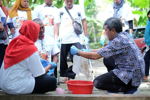 Pegadaian dan PNM menggelar pelatihan membatik untuk penyandang disabilitas Kabupaten Bantul di Markas Komunitas Difabelzone Yogyakarta, Senin (7/5). Foto: Dok. Pegadaian