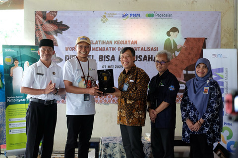 Pegadaian dalam menyerahkan bantuan usaha untuk 50 penyandang disabilitas Kabupaten Bantul di Markas Komunitas Difabelzone Yogyakarta, Senin (7/5). Foto: Dok. Pegadaian