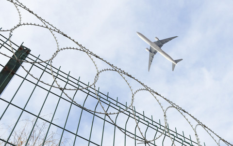 Ilustrasi pembatas bandara. Foto: Shutterstock