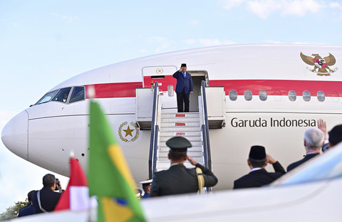 Presiden Republik Indonesia, Prabowo Subianto memberikan salam hormat saat mengakhiri kunjungan kenegaraannya di Brasil dan bertolak meninggalkan Brasilia pada Rabu (9/7/2025). Foto: Muchlis Jr - Biro Pers ... </div>
<div class=