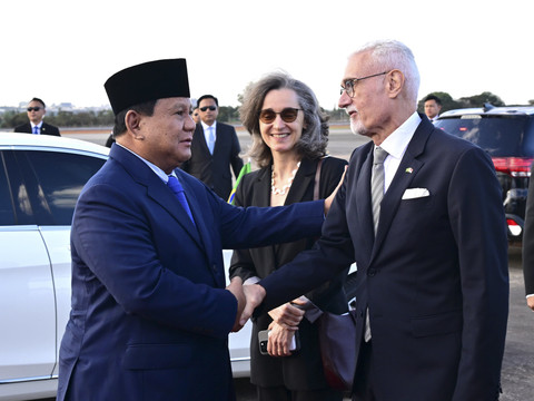Presiden Republik Indonesia, Prabowo Subianto memberikan salam hormat saat mengakhiri kunjungan kenegaraannya di Brasil dan bertolak meninggalkan Brasilia pada Rabu (9/7/2025).  Foto: Muchlis Jr - Biro Pers Sekretariat Presiden