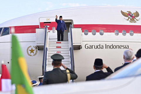 Presiden Republik Indonesia, Prabowo Subianto memberikan salam hormat saat mengakhiri kunjungan kenegaraannya di Brasil dan bertolak meninggalkan Brasilia pada Rabu (9/7/2025).  Foto: Muchlis Jr - Biro Pers Sekretariat Presiden