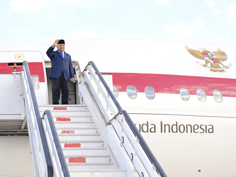 Presiden Republik Indonesia, Prabowo Subianto memberikan salam hormat saat mengakhiri kunjungan kenegaraannya di Brasil dan bertolak meninggalkan Brasilia pada Rabu (9/7/2025).  Foto: Muchlis Jr - Biro Pers Sekretariat Presiden