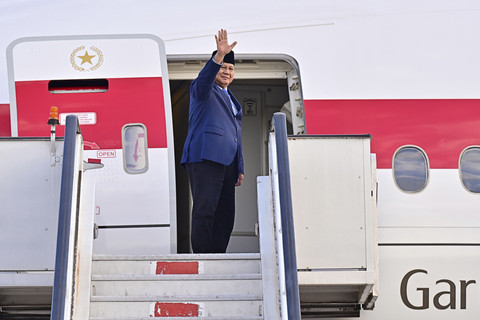 Presiden Republik Indonesia, Prabowo Subianto memberikan salam hormat saat mengakhiri kunjungan kenegaraannya di Brasil dan bertolak meninggalkan Brasilia pada Rabu (9/7/2025). Foto: Muchlis Jr - Biro Pers Sekretariat Presiden