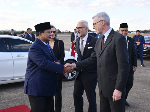Presiden Republik Indonesia, Prabowo Subianto memberikan salam hormat saat mengakhiri kunjungan kenegaraannya di Brasil dan bertolak meninggalkan Brasilia pada Rabu (9/7/2025).  Foto: Muchlis Jr - Biro Pers Sekretariat Presiden