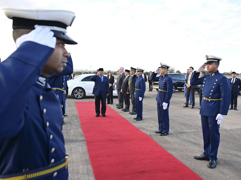 Presiden Republik Indonesia, Prabowo Subianto memberikan salam hormat saat mengakhiri kunjungan kenegaraannya di Brasil dan bertolak meninggalkan Brasilia pada Rabu (9/7/2025).  Foto: Muchlis Jr - Biro Pers Sekretariat Presiden