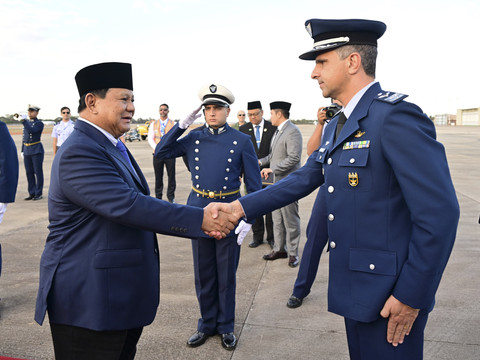 Presiden Republik Indonesia, Prabowo Subianto memberikan salam hormat saat mengakhiri kunjungan kenegaraannya di Brasil dan bertolak meninggalkan Brasilia pada Rabu (9/7/2025).  Foto: Muchlis Jr - Biro Pers Sekretariat Presiden